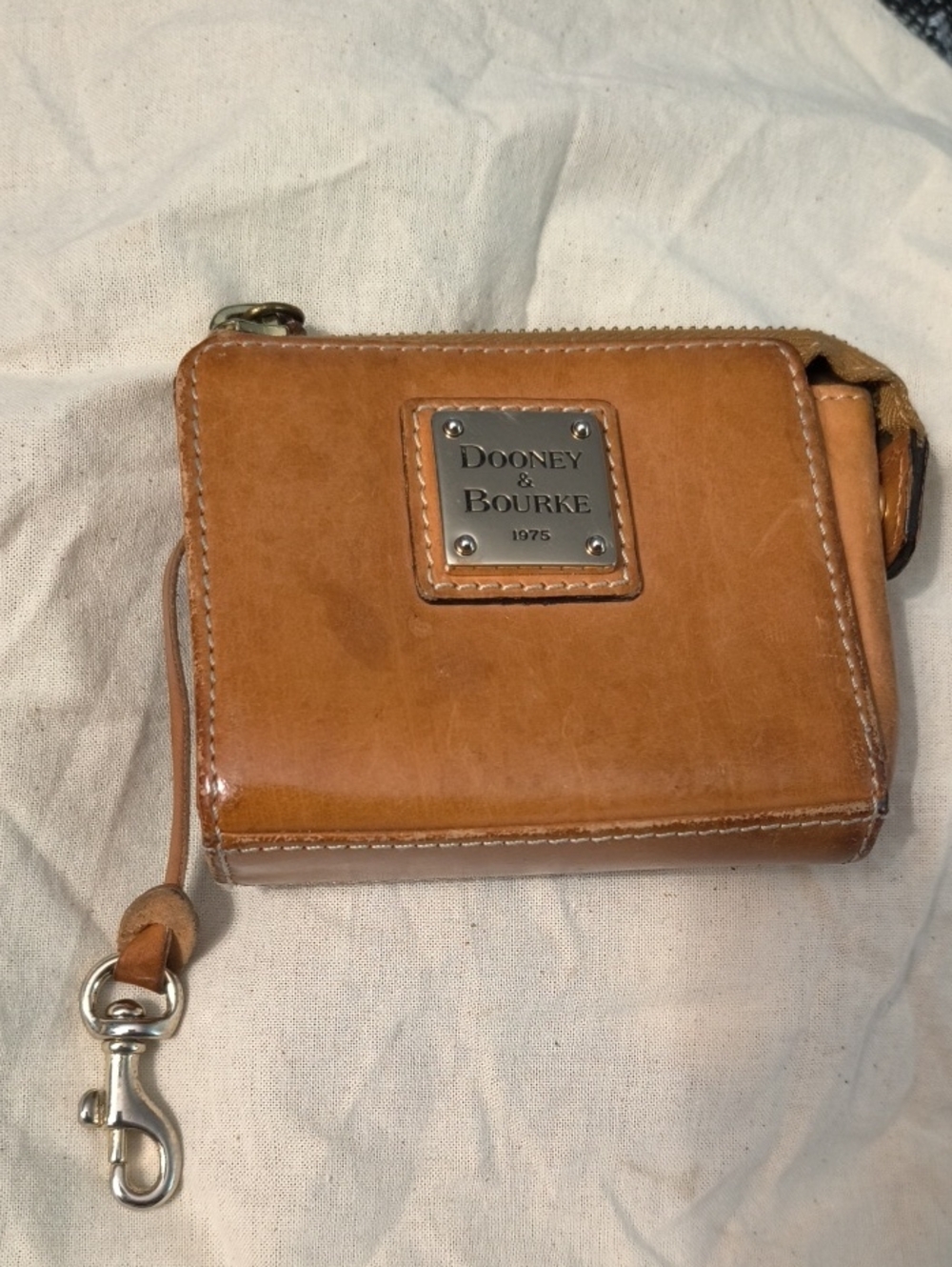 Dooney & Bourke Caramel/Tan Leather Zip  Wallet 💕